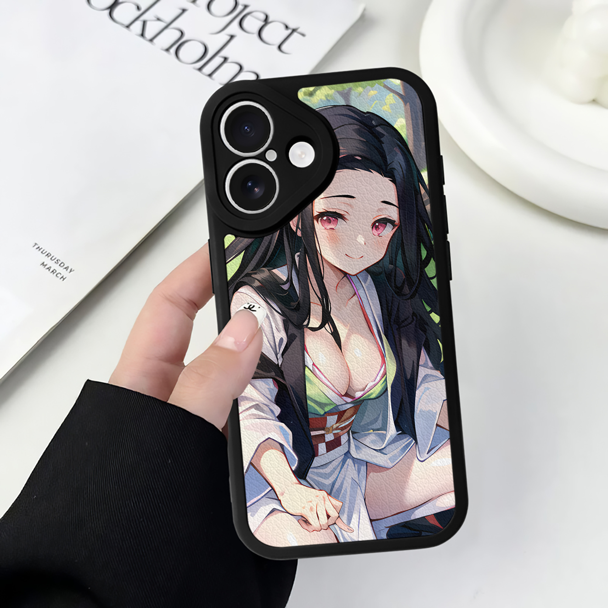 （画像用） 鬼滅の刃（きめつのやいば）竈門 禰󠄀豆子／かまど ねずこ Kamado Nezuko 【iPhone 16シリーズ対応】シリコンスマホケース（レザー調） 材質：シリコン